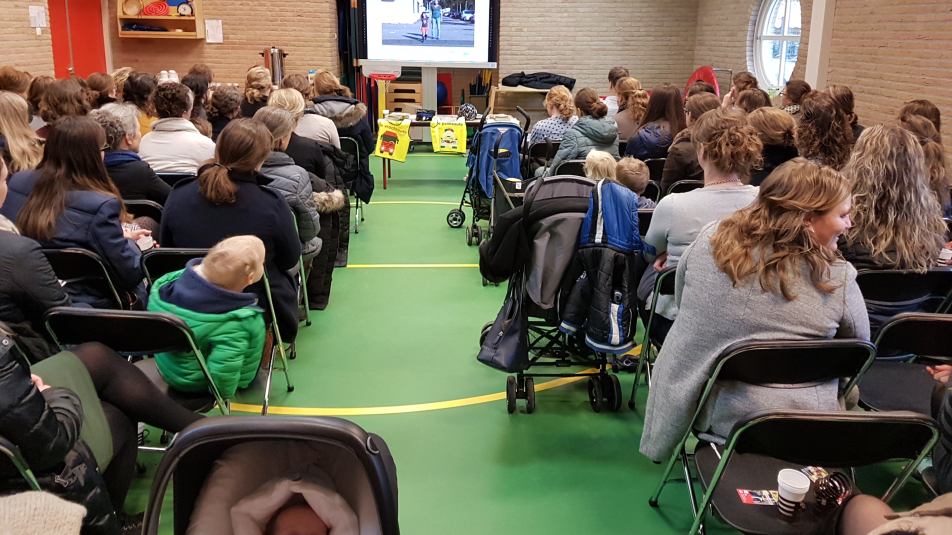 Een ouderbijeenkomst waar ouders en/of verzorgers informatie krijgen over jonge kinderen in het verkeer.